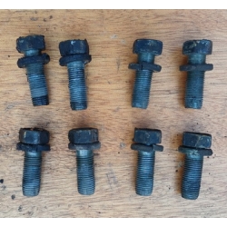 Болты двигателя Болты двигателя